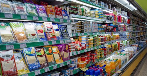 Gut gefülltes Supermarktregal im Einzelhandel