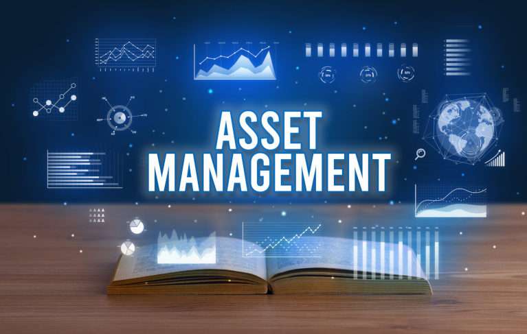 Aufgeschlagenes Buch auf Tisch mit digitalen Symbolen darüber und dem Text Asset Management